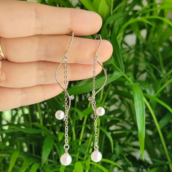 Pretty, elegant faux pearl dangle wavy silver hook earrings. Hypoallergenic - Picture 3 of 5